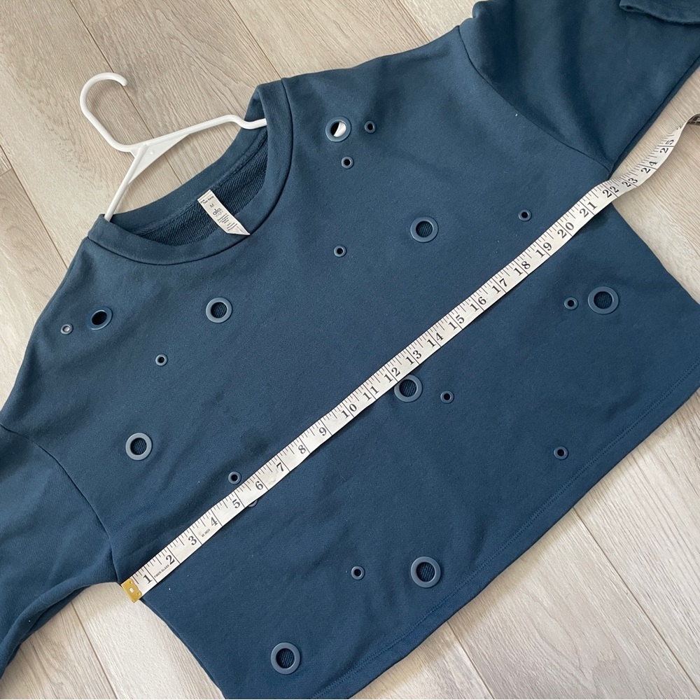 Alo Grommet Sweatshirt candace crop pullover womens Blue (medium) athleisure gym - Picture 3 of 6